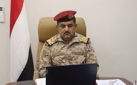 وزير الدفاع اليمني يحذر: أمن الملاحة البحرية سيكون مهددا أكثر مما هو عليه الآن