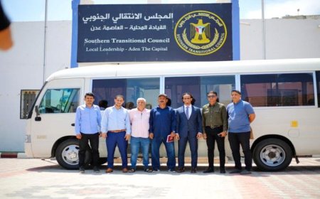 السقاف يسلم رئيس نادي الجزيرة باص النادي المقدم من محافظ العاصمة عدن لملس