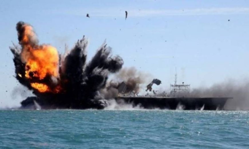 شاهد بالفيديو.. تفجير سفينتين بالبحر الأحمر وتصاعد النيران بكثافة