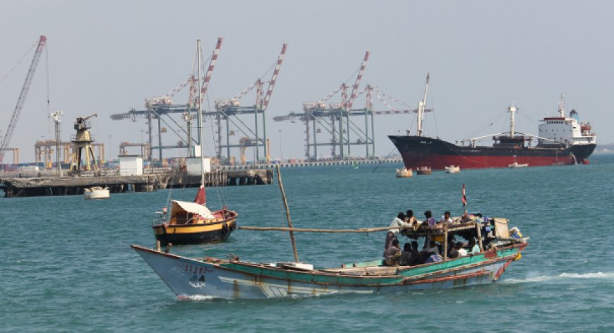 الحوثيون يستهدفون سفينة متجهة إلى ميناء عدن