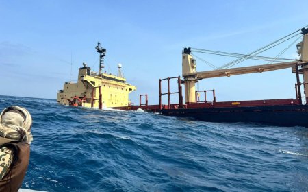 الحكومة اليمنية تعلن غرق السفينة "روبيمار" التي استهدفها الحوثيون بالبحر الأحمر