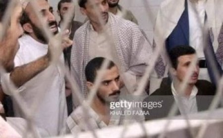 صورة صادمة تثير الجدل.. ابو علي الحاكم ومحمد العماد مقيدين في السجن.. تفاصيل الحكاية