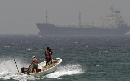 إصابة سفينة هاجمها الحوثيون في خليج عدن