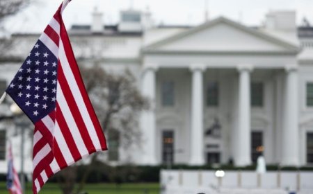 عاجل.. البيت الأبيض يفاجئ الجميع ويكشف هوية  السفينة التي قصفها الحوثيون في خليج عدن