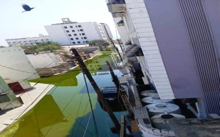 بعد محاصرتهم.. شاهد تنقل سكان القرية الروسية بخور مكسر في عدن 