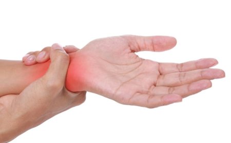 ألم المعصم في اليد: ما الأسباب وما هي طرق العلاج؟