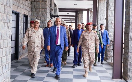 اللواء الزُبيدي يتفقد سير العملية التعليمية في الأكاديمية العسكرية العُليا بعدن