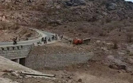 وفاة 4 أشخاص بحادث مروري بعد دهس دراجتهم بشاحنة بمديرية الأزارق بالضالع