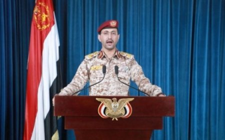 الحوثيون يعلنون استهداف سفينة أمريكية في البحر الأحمر