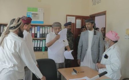 وكيل المهرة الأول يطلع على الانضباط الوظيفي بديوان عام المحافظة