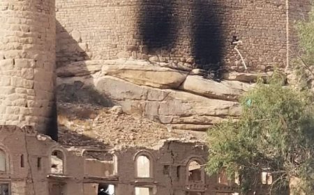 جماعة الحوثي تضرم النار بسور قلعة رداع التاريخية.. تفاصيل وصورة