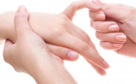 ما سبب التنميل في اليدين والقدمين؟.. علامة تحذيرية لنقص فيتامين مهم