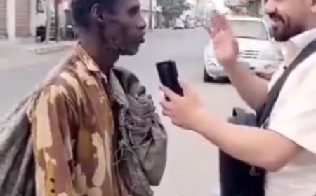 فيديو مؤلم.. معلم يجمع علب البلاستيك من الشوارع لبيعها.. ماذا صنعتم بالمعلم؟!