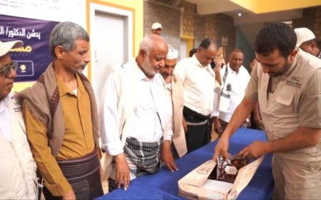 محافظ الحديدة يدشن مشروع توزيع التمور