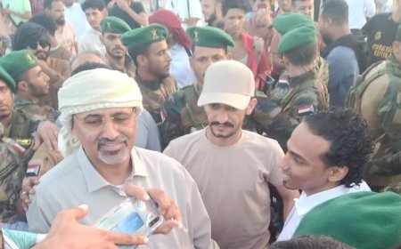 اللواء الزبيدي وبن مبارك يشاركان في افطار شبابي بعدن