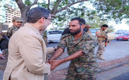 رئيس الوزراء بن مبارك يزور عدد من النقاط الأمنية ورجال المرور في عدن