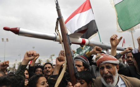وسائل إعلام روسية: الحوثيون يمتلكون صاروخًا فائق السرعة ما قد يعقد التصعيد في البحر الأحمر