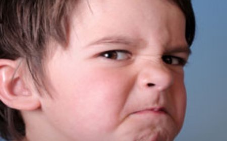 تخلت عن أمومتها.. أم تعلم طفلتها ذات العامين أمرا مضرا (فيديو)