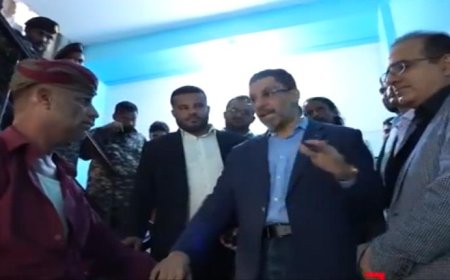 موثق بالفيديو.. مواطن يصرخ في وجه رئيس الوزراء تفاصيل