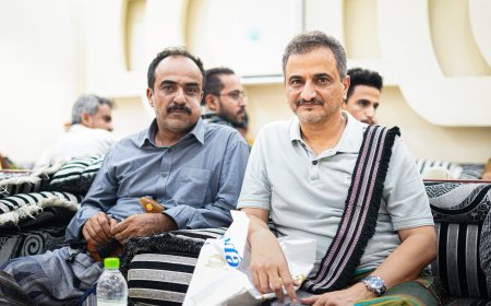 يتقدمهم المحافظ لملس.. مدير عام خورمكسر "الزهري" يستقبل جموع المعزّين في وفاة شقيقه