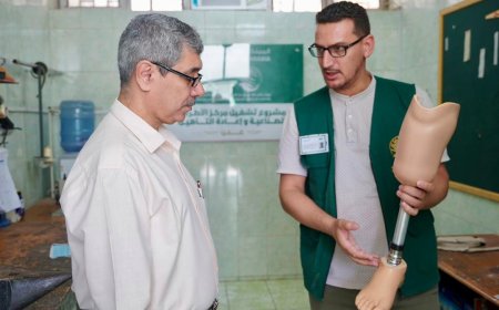 رئيس قسم الجراحة العظمية التخصصية بكلية الطب عدن يزور مركز الأطراف الصناعية وإعادة التأهيل بمديرية المنصورة
