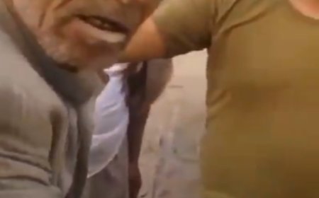 بين الحقيقة والسراب.. يقول: ”أنا صايم” ويقولون "الموت لأمريكا": مسن يمني رفض شرب الماء بعد إخراجه من تحت أنقاض 