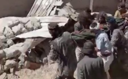 "سادس نفس”.. فيديو يوثق إنقاذ شهداء من تحت منزل فجره الحوثيون في رداع 