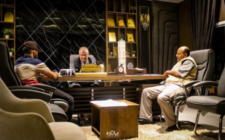 وكيل محافظة عدن رشاد شائع يناقش مع مديرعام مديرية صيرة مشاريع الطرق بالمديرية