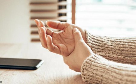 هل تعاني من تنميل اليدين والقدمين أثناء النوم؟ اعرف الأسباب