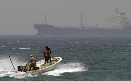 عاجل.. أمبري : سفينة تجارية تتعرض لإطلاق نار من قبل زوارق الحوثيين