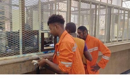 صندوق النظافة بعدن يدشن صرف رواتب واكرامية رمضان المبارك