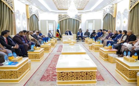 بعد لقائه بقيادة السلطة المحلية أبين.. أبناء المحافظة يطالبون الزبيدي  بوقف فسادها وإقالة محافظها