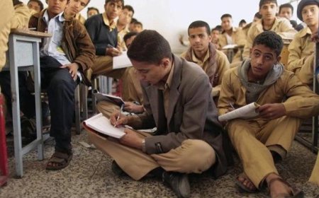 مليشيا الحوثي توزع (أرقام جلوس) على طلاب المدارس تتضمن تفويضًا لزعيمها (صورة)