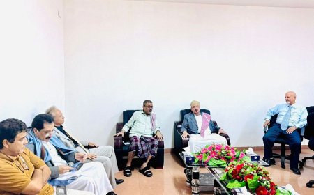 البركاني يطلع على سير العمل بمقر الأمانة العامة لمجلس النواب بالعاصمة المؤقتة عدن