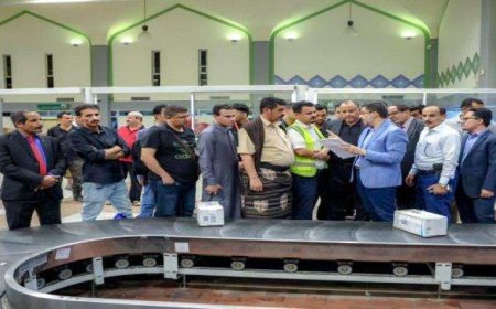 هل يعلم أن عربات نقل أمتعة المسافرين تؤجر بـ(1000).. رئيس الوزراء يقوم بجولة تفقدية لمطار عدن الدولي (وثيقة)