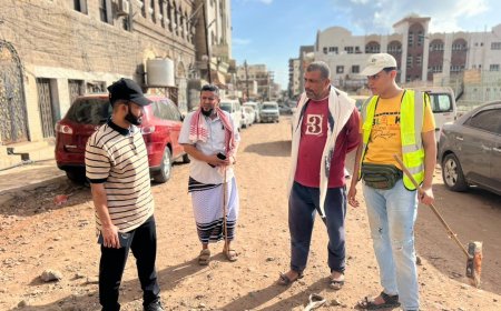 مدير صيرة يطلع على الاستعدادات النهائية للبدء بأعمال السفلتة لطريق مدرسة بازرعة بالمديرية