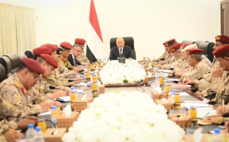 عشية ذكرى (عاصفة الحزم).. الشرعية يبدأ بتحركات عسكرية وتلمح بـ(خيار الحرب)!