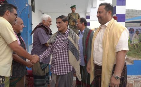 البحسني يقدم واجب العزاء بوفاة مدير فرع المؤسسة الاقتصادية بمحافظة المهرة