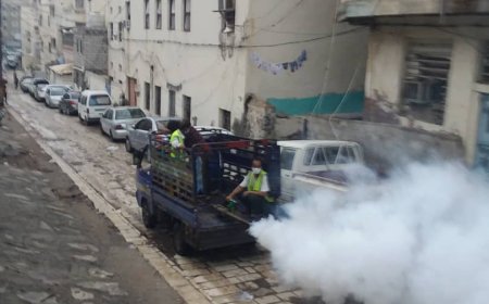 عدن.. صحة البيئة بصيرة يواصل حملات الرش الضبابي بعد الامطار التي شهدتها المديرية