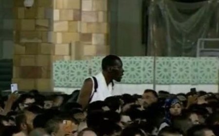 معتمر عملاق يلفت أنظار الناس في الحرم المكي  .. هل تم كشف هويته ؟ ( فيديو )