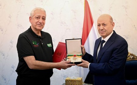 الرئيس العليمي يكرم مشروع "مسام" والبرنامج الوطني لنزع الالغام بوسامي الشجاعة