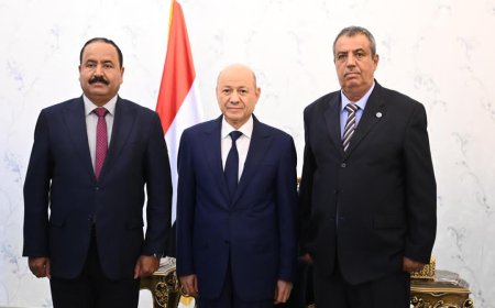 رئيس مجلس القيادة الرئاسي يكرم مشروع "مسام" والبرنامج الوطني لنزع الالغام بوسامي الشجاعة