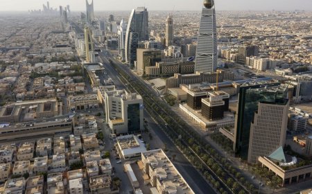 سيارات وأموال تنهال على مواطن سعودي ... ماذا عمل ؟ ( فيديو)