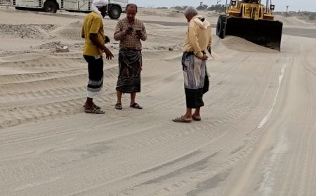 مدير عام زنجبار يشرف على إزالة الكثبان الرميلة بطريق حصن شداد الشيخ عبدالله