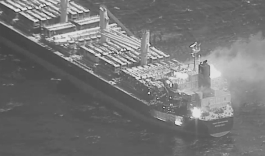   أول الصور للسفينة الأمريكية التي قصفها الحوثيون في خليج عدن وسقط فيها لأول مرة قتلى وجرحى