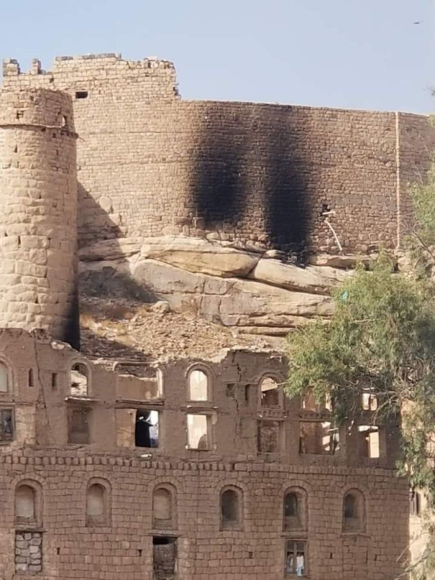 جماعة الحوثي تضرم النار بسور قلعة رداع التاريخية.. تفاصيل وصورة