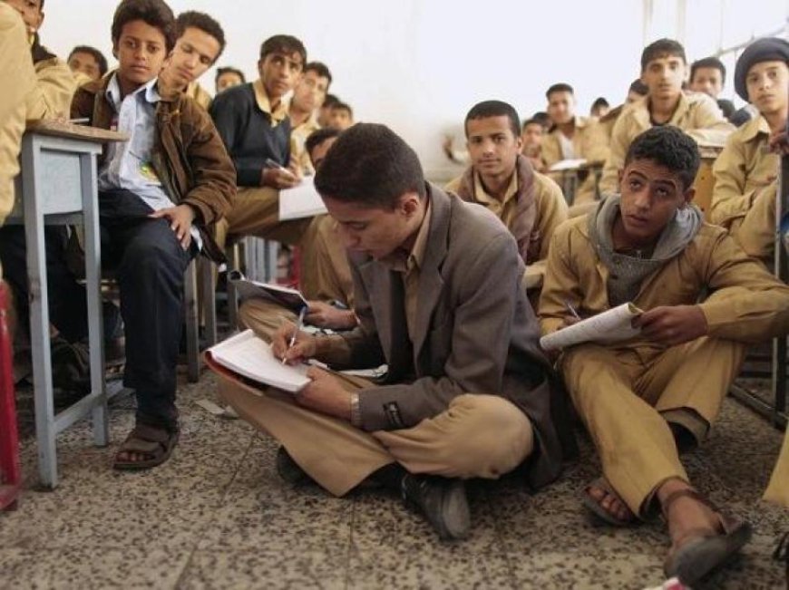 مليشيا الحوثي توزع (أرقام جلوس) على طلاب المدارس تتضمن تفويضًا لزعيمها (صورة)