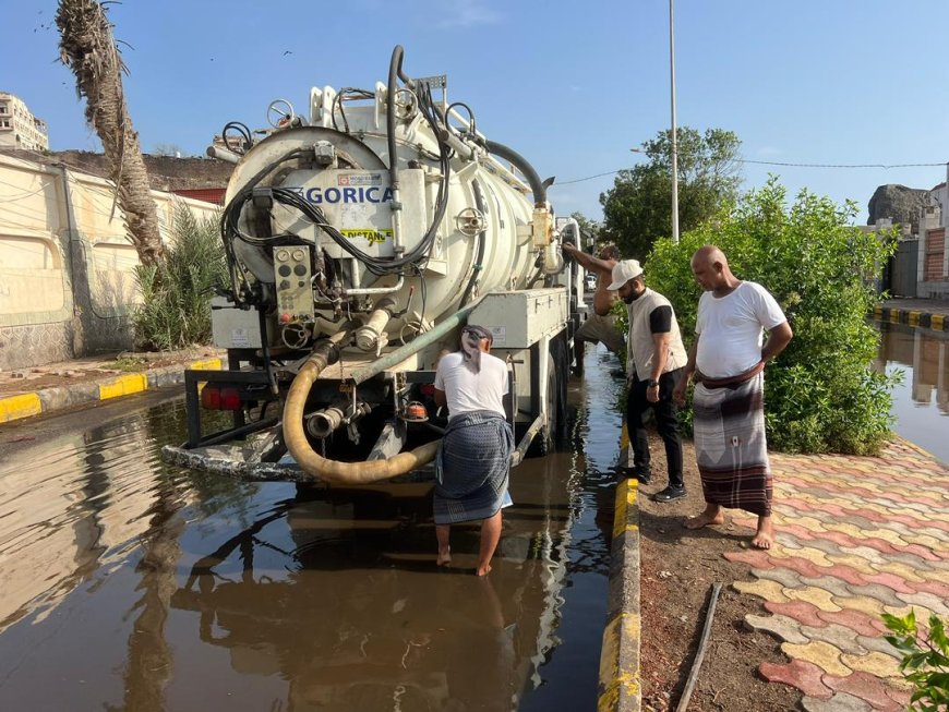 بن جرادي يطلع على أعمال شفط مياه الأمطار بمديرية صيرة بعدن