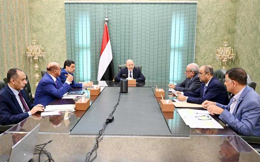 رئيس مجلس القيادة الرئاسي يعقد اجتماعًا عاجلًا مع رئيس الوزراء ومحافظ البنك