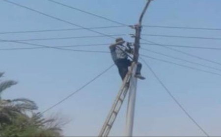 صديقهم الثالث أطلق وابلا من الرصاص.. وفاة شخصين من لصوص اسلاك الكهرباء في لودر صعقاً بالتيار الكهربائي (تفاصيل)